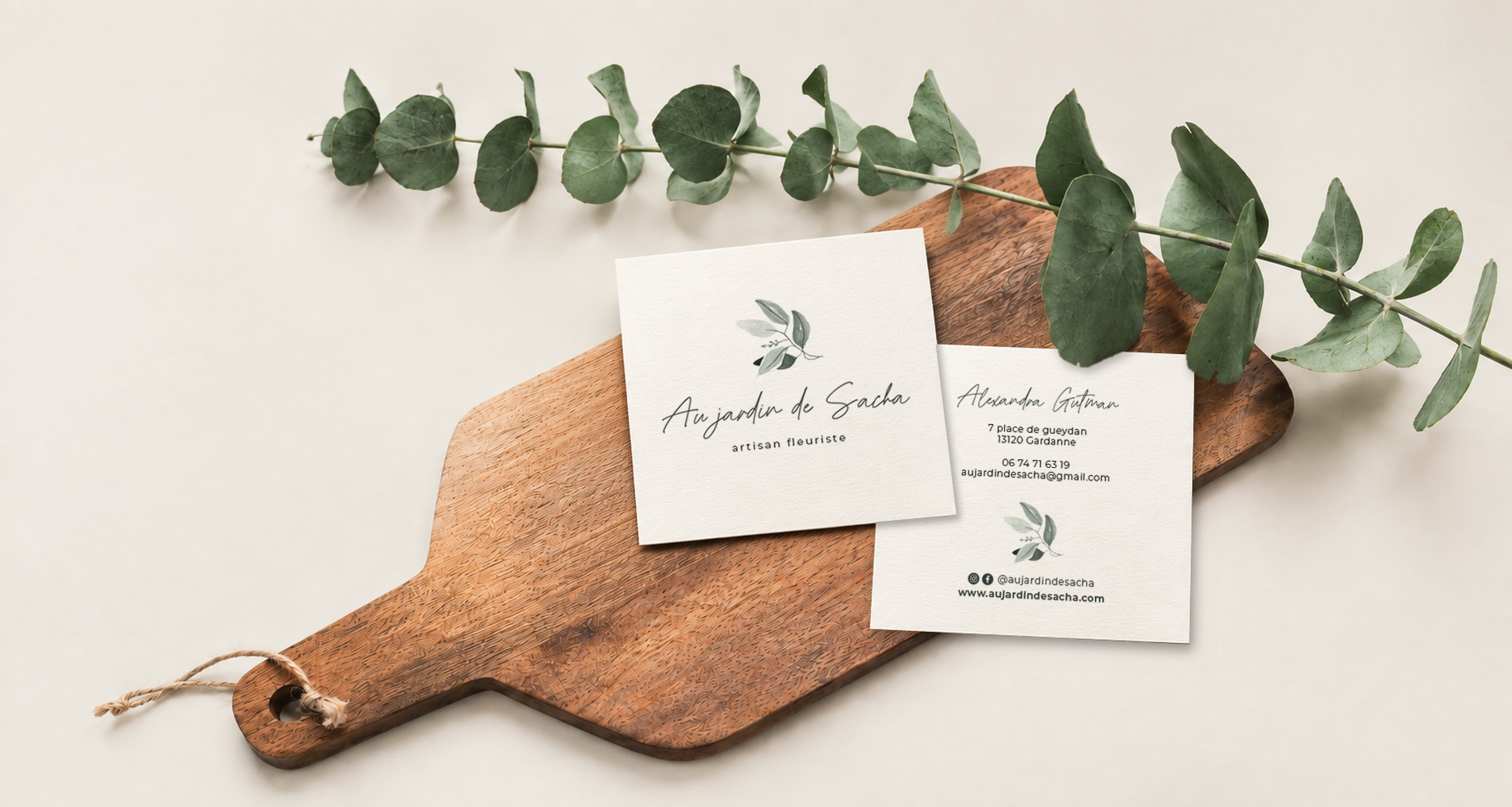 Au jardin de Sacha, cartes de visite sous une branche d’eucalyptus